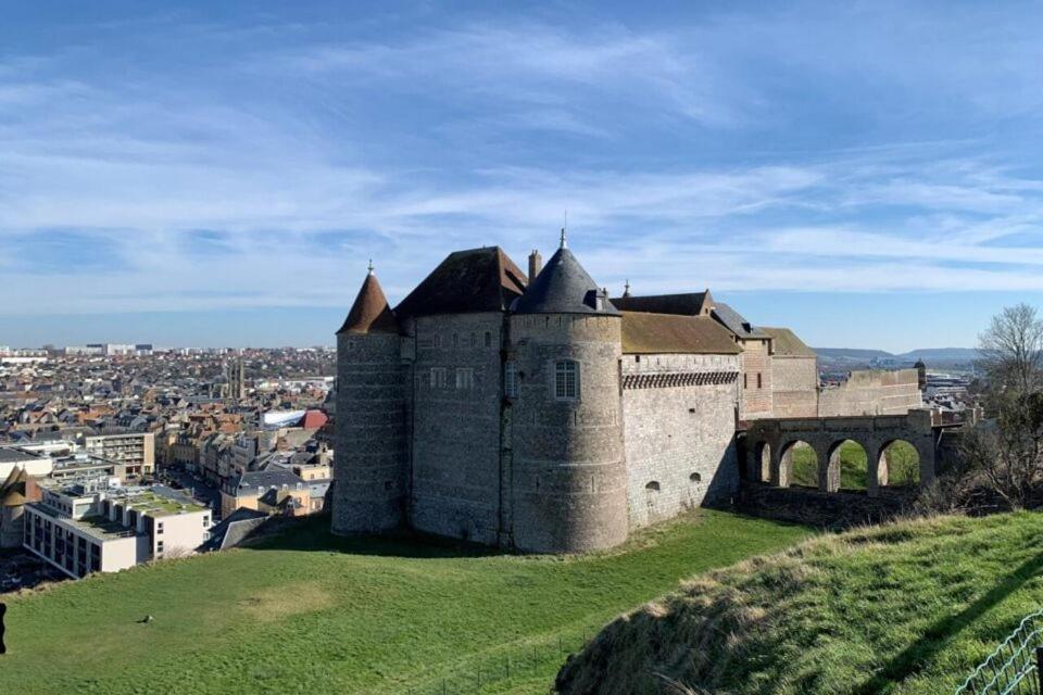 Le Calme Au Centre-ville Dans Cour Interieure, Avec Place De Parking Privee *